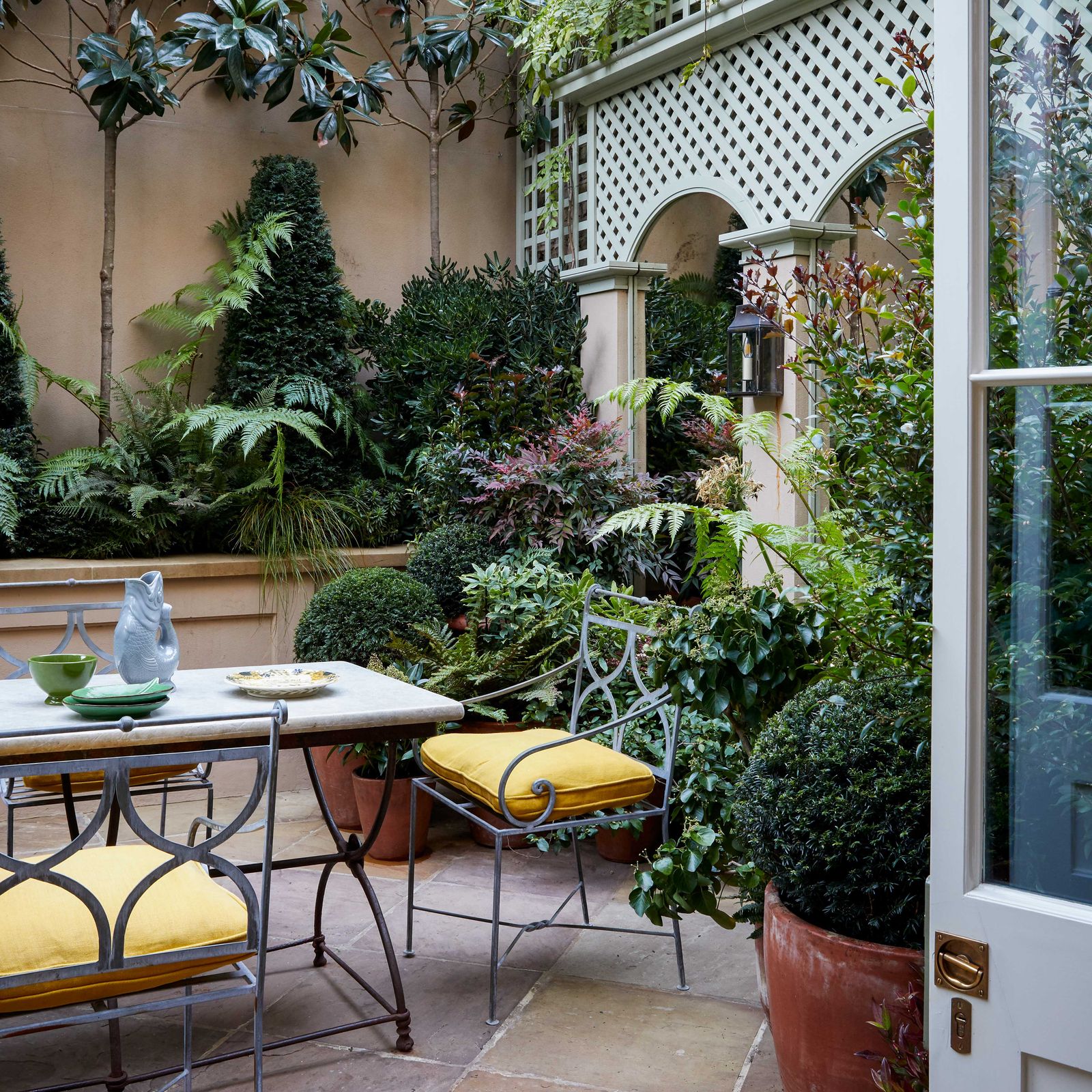 How to use mirrors in the garden